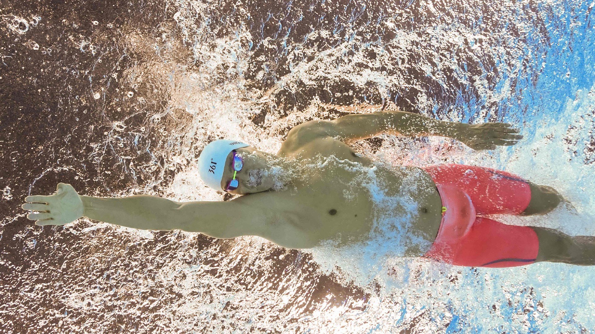 意大利骑手吉尔·托马斯在2024年国际马术联合会障碍赛世界巡回赛中以“Bella”马匹获得个人第六名,表现出色。